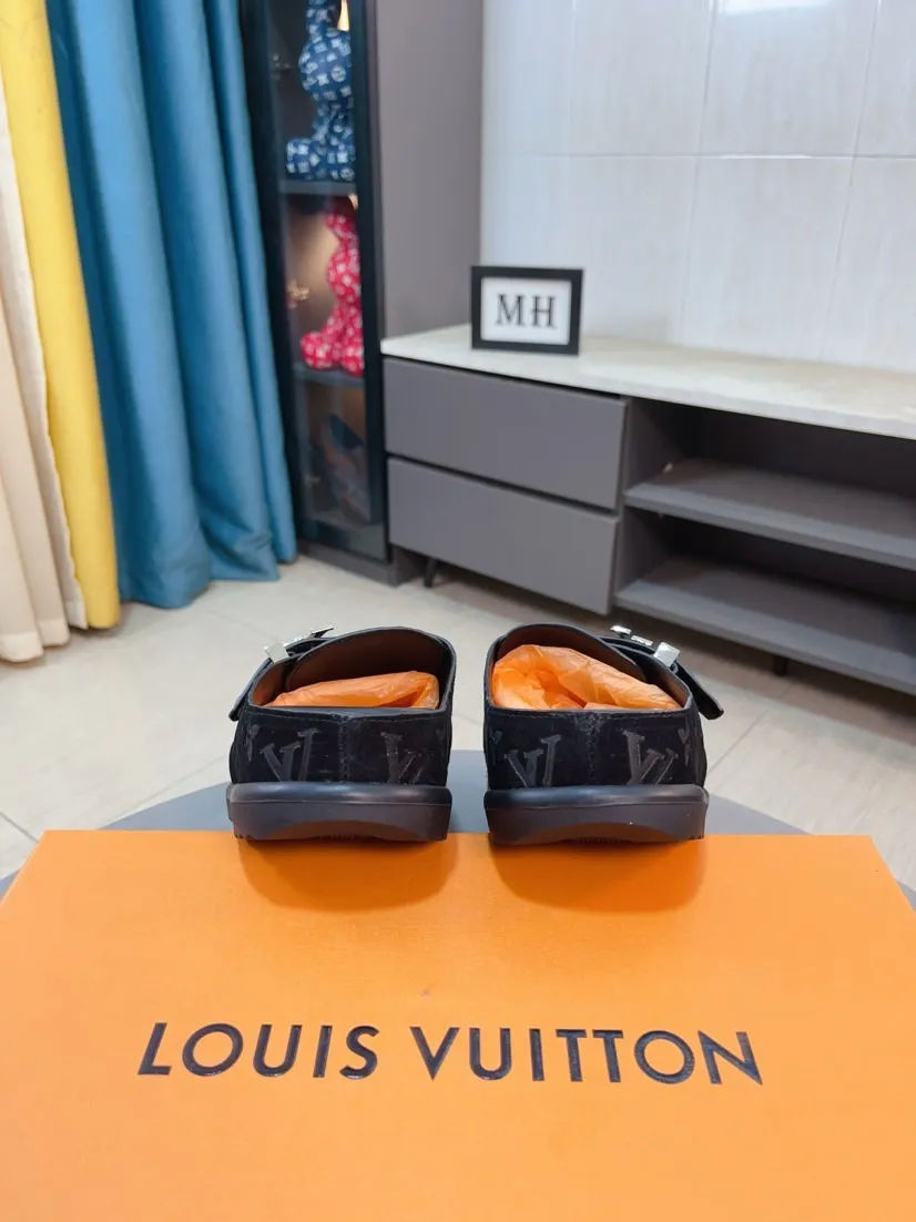Men's Men's Shoes 💰400🌸🌸🌸🌸LV Easy 2025 new men's casual sandals and slippers, made of suede cow leather, with Monogram pattern to highlight the trendy style. Adjustable straps illuminated with LV letters, while a resilient insole and micro outsole provide lightweight comfort. Made of suede cow leather with embossed Monogram pattern and brand element metal hardware✅Adjustable straps➕Tough insole‼ ️Micro outsole. Comfortable and easy to wear‼ ️ size：38-45